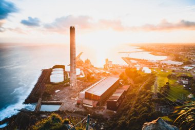 Yeni Zelanda 'da gün batımında Paritutu Rock Yeni Plymouth manzarası