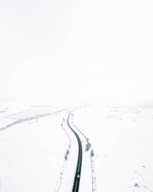 Karla kaplı alandan geçen bir otoyolun hava görüntüsü - kopyalama alanı
