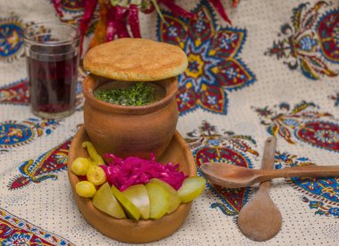 Geleneksel Gürcistan yemeği Lobio ya da turşu sebzeli böbrek çorbası..