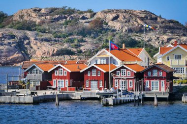 Skaftoe, Grundsund, İsveç 'te renkli evleri olan güzel bir balıkçı köyü manzarası.