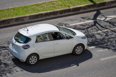 Lizbon, Portekiz 'de bir Renault ZOE E-TECH beyaz elektrikli küçük araba