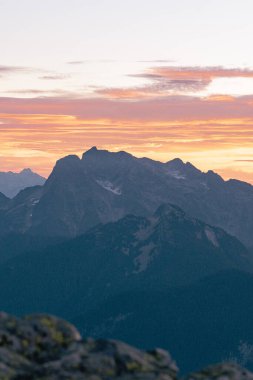 Dağların siluetlerinin bir portresi