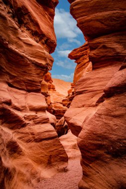 Kızıl Kanyon, İsrail 'de kırmızı kumtaşı oluşumlarının dikey çekimi