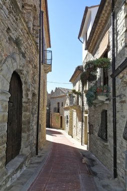 İtalya 'nın Basilicata bölgesindeki Guardia Perticara köyünde dar bir caddenin dikey görüntüsü.