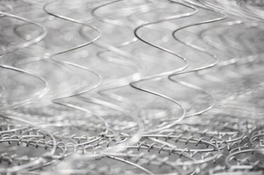 Gri metalik kabloların desenli arka planı