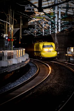 Shin Kobe İstasyonu 'ndaki sarı hızlı tren Shinkansen' in hareket görüntüsü.