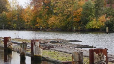 Sonbaharda yıkılan eski iskelenin olduğu nehir manzaralı bir yer.