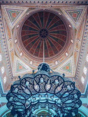 Aswan 'da antik bir binada asılı duran büyük bir avizenin güzel manzarası.