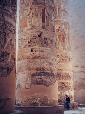 Karnak Tapınağı 'nın antik sütunlarının dikey bir görüntüsü, oymalar, Luxor, Mısır