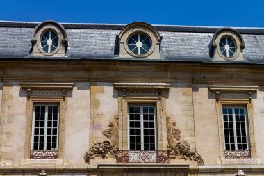 Dijon 'daki tarihi bir binanın güzel mimari detayları. Burgundy, Fransa.