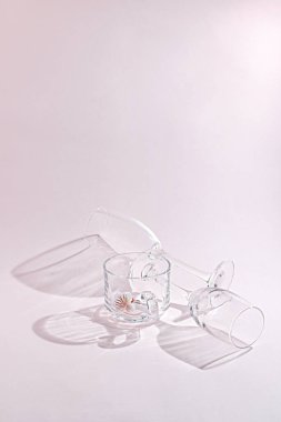 Şampanya bardaklarının ve beyaz arka planda izole edilmiş cam bardakların yakın çekimi.