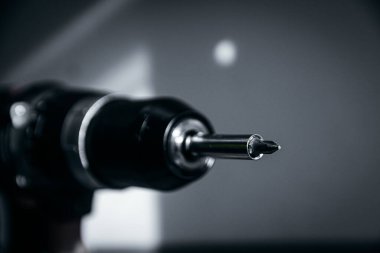 Bir elektrikli matkap tornavidasının yakın plan gri ölçekli görüntüsü.