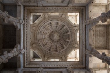 Ranakpur Jain Tapınağının tavanının alçak açılı görüntüsü.