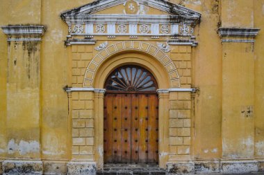 Guatemala, Antigua Guatemala 'da sarı bir bina.