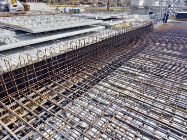 İnşaat alanında beton takviyeli çelik temeli.