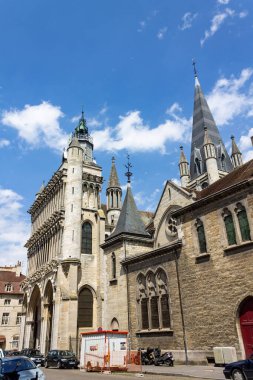 Fransa 'da güneşli bir günde mavi gökyüzüne karşı tarihi Notre-Dame de Dijon kilisesinin dikey çekimi