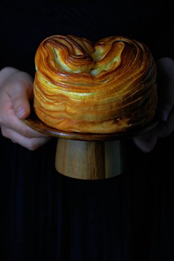 Yeni pişmiş poğaçalı çöreğin dikey yakın çekimi.