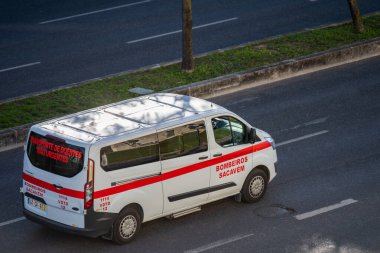 Gündüz vakti sokakta bir itfaiye aracı.