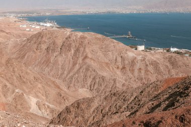 Göl kenarındaki dağların manzarası. Sina, Mısır.