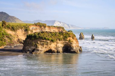 Üç Kız Kardeş ve Fil Kayası, Yeni Zelanda 'da güzel bir uçurum manzarası