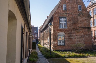 Lubeck, Almanya 'da bir ara sokaktaki taştan tarihi evler.