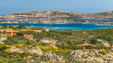 İtalya 'nın 20 bölgesinden biri olan Akdeniz' in en büyük ikinci adası olan Sardunya manzarası.