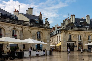 Burgundy Dükler ve Gayrimenkulleri Sarayı 'nın meydanındaki restoran. Dijon, Fransa.