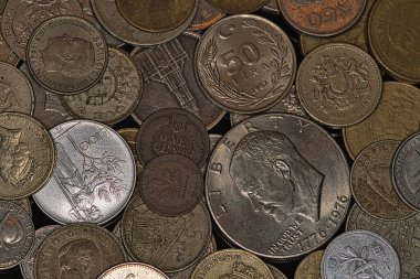 Bir yığın eski madeni paranın üst görünümü - nümizmatik