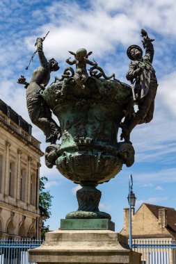 Bourges Katedrali, Fransa ve Avrupa 'nın bahçesindeki süslenmiş vazonun dikey çekimi.