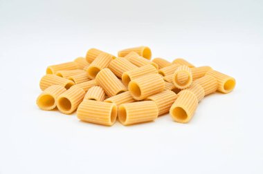 Beyaz arka planda çiğ rigatoni makarna yakın plan.