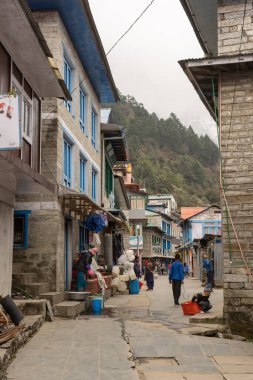 Küçük Himalaya kasabası Lukla 'nın dikey görüntüsü.