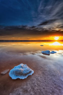 Akşamları denizin üzerinde büyüleyici günbatımı gökyüzü