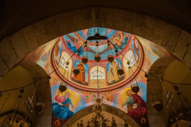 Eski Kudüs şehrinin içindeki renkli bir kilisenin düşük açılı görüntüsü.