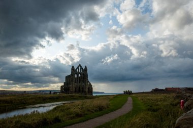 Bulutlu gökyüzü ile bir Whitby Manastırı, Birleşik Krallık