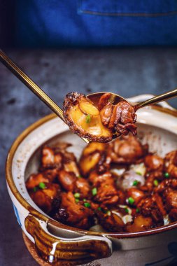 Pekin 'de bir tencerede deniz kulağı ve tavuk güvecinin dikey yakın çekimi.