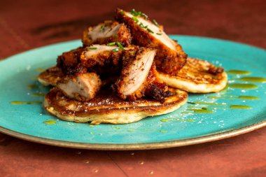 Tepesinde kızarmış tavuk dilimleri olan bir gözlemenin yakın çekimi.