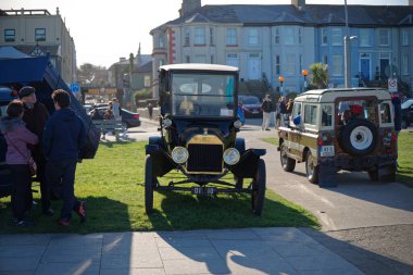 Siyah 1915 model Ford T 'nin Bray Vintage Car Club vitrinindeki ön görüntüsü. Yıllık açık hava retro arabaları görüntüleme.