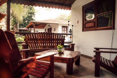 Ahşap masası ve sandalyeleri olan güzel bir ev manzarası.