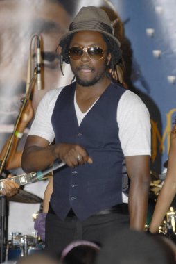 Hollywood 'daki eski Virgin Megastone' da rapçi will.i.am 'in dikey çekimi