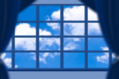 Kapalı penceredeki açık mavi perdenin ardındaki bulutlu gökyüzüne bak.