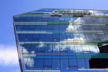 King George Hub, Surrey, British Columbia, Kanada 'daki düşük açılı ofis binasının mavi bulutlu bir görüntüsü.