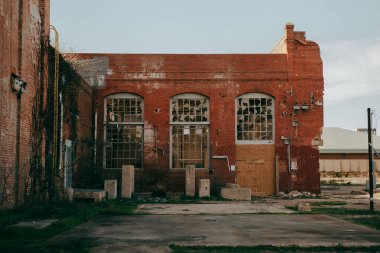 Terk edilmiş eski bir sanayi binası.