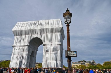 Paris 'teki Zafer Takı ölümden sonra ortaya çıkacak bir proje olarak gümüş mavisi kumaş ve kırmızı ipe sarılı.