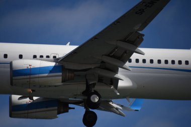 Bulutlu mavi gökyüzü arka planıyla detaylandırılmış güzel bir uçak motoru manzarası