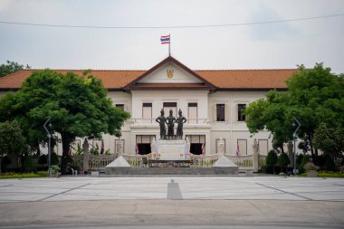 Chiang Mai, Tayland 'daki beyaz bir binanın alçak açılı görüntüsü.