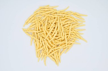 Beyaz arka planda çiğ trofie makarna manzarası