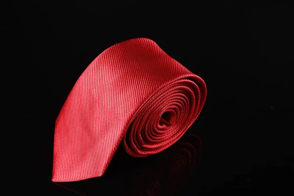 Une Cravate Mode Isolée Sur Fond Noir — Photo