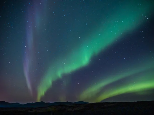 Piękny Widok Wyspy Północnoatlantyckiej Światłami Polarnymi — Zdjęcie stockowe