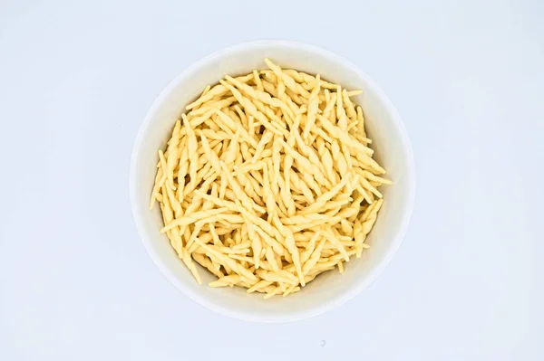 Een Bovenaanzicht Van Rauwe Trofie Pasta Een Witte Achtergrond — Stockfoto