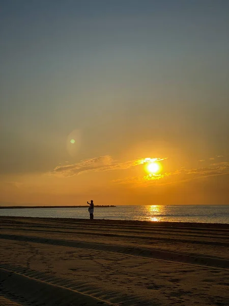 Une Verticale Une Personne Debout Sur Plage Coucher Soleil Réfléchissant — Photo